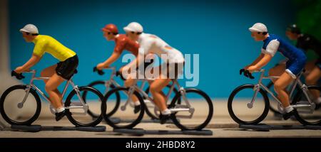 Viele kleine Radfahrer auf Miniatur-Set Stockfoto