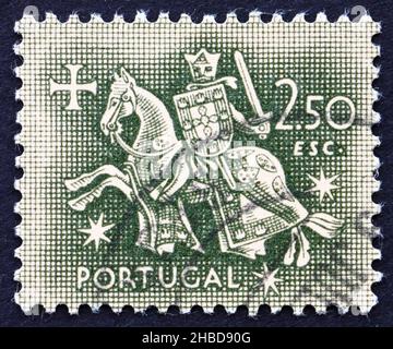 PORTUGAL - UM 1953: Eine in Portugal gedruckte Marke zeigt das Reitsiegel von König Diniz, um 1953 Stockfoto