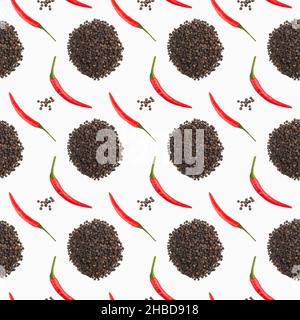 Nahtloses Gewürzmuster mit roten Paprikaschoten, Haufen schwarzen Pfeffers auf weißem Hintergrund. Seitenverhältnis 1:1. Gesunde Ernährung Konzept Stockfoto