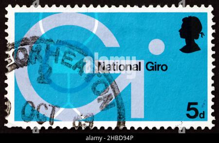 GROSSBRITANNIEN - UM 1969: Eine in Großbritannien gedruckte Briefmarke zeigt das Emblem der Post Office Bank, um 1969 Stockfoto