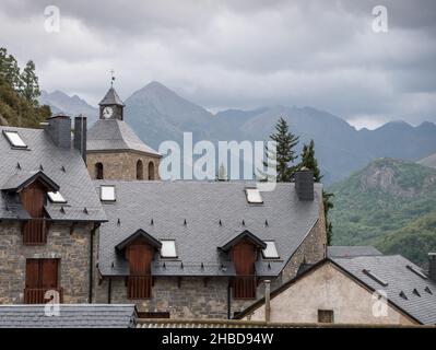 Blick über die Dächer der Tramacastilla de Tena und ihrer Kirche, Valle de Tena, Huesca, Aragon, Spanien Stockfoto