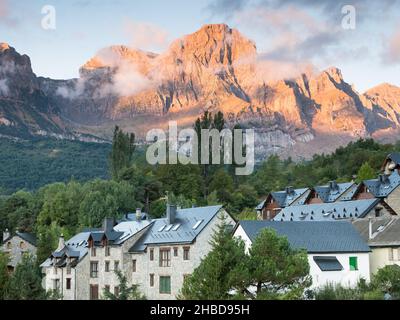 Blick auf Tramacastilla, Valle de Tena, Huesca, Aragon, Spanien. Auf der Rückseite montieren Sie die Peña Telera. Stockfoto