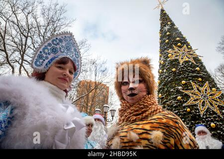 Khimki, Russland. 18th. Dezember 2021 Ein Teilnehmer der traditionellen Weihnachtsmann-Parade im Bild einer Tigerin geht durch den Park in der Stadt Khimki, Region Moskau, Russland. 2022 Jahre wird der Tiger im chinesischen oder östlichen Kalender sein Stockfoto