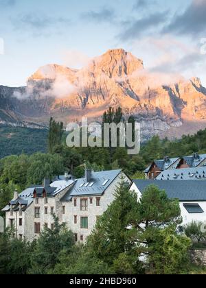 Blick auf Tramacastilla, Valle de Tena, Huesca, Aragon, Spanien. Auf der Rückseite montieren Sie die Peña Telera. Stockfoto