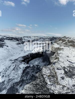 Blick von oben auf den schneebedeckten tiefen Canyon Stockfoto