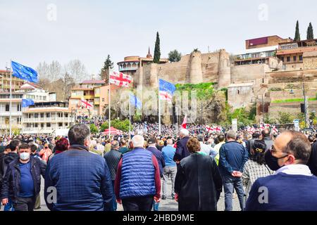 Tiflis, Georgien - 9th. april 2021: Menschen, die in der georgischen Hauptstadt auf den Straßen spazieren. „Tbilisi Tragödie“-Jubiläumsdemonstration. Stockfoto