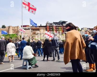 Tiflis, Georgien - 9th. april 2021: Ältere Menschen sitzen auf einem Stuhl aus friedlichen Protest. „Tbilisi Tragödie“-Jubiläumsdemonstration. Stockfoto