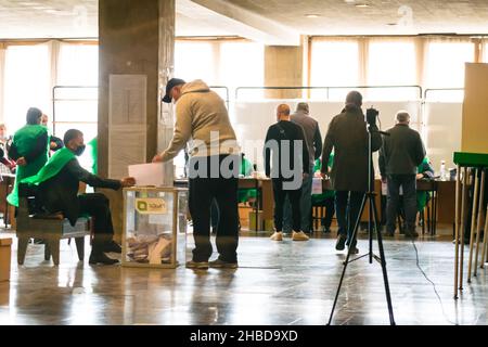 Tiflis, Republik Georgien - 31. Oktober 2020. Parlamentswahlen in Georgien. Männliche Person lässt seine Stimme im Votum im Vordergrund, während Menschen regis Stockfoto