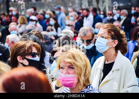 Tiflis, Georgien - 9th. april 2021: Viele Menschen mit Maske auf Protest. „Tbilisi Tragödie“-Jubiläumsdemonstration. Stockfoto