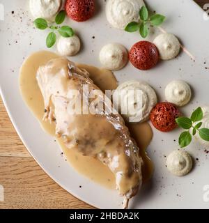 Schmackhafter würziger Kanincheneintopf in Tomatensauce mit Weißwein und Kräutern aus nächster Nähe auf dem Tisch, serviert in einem Restaurant, Menü-Food-Konzept. Stockfoto