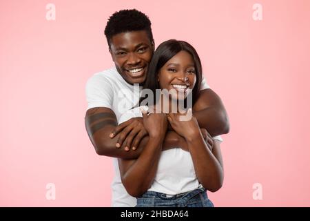 Afroamerikanischer Mann, der mit seiner Frau kuschelt Stockfoto