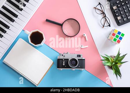 Vintage Retro-Kamera auf farbigem Hintergrund, flaches Lay, Minimalismus. Stockfoto