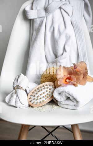 Spa-Komposition mit Badaccessoires und thailändischen Orchideenblüten. Stockfoto