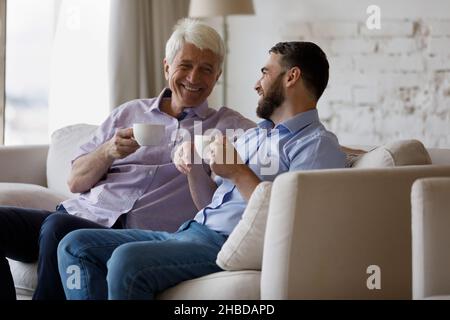 Glückliche zwei Generationen Familie gerne reden, trinken Kaffee. Stockfoto