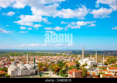 Edirne Ansicht. Stadtbild von Edirne vom Minarett der Selimiye Moschee. Alte und UC Serefeli Moscheen auf der Aussicht. Reise in die Türkei Hintergrundbild. Stockfoto