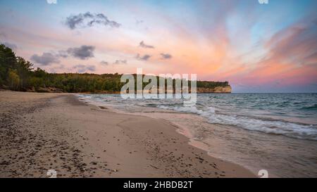 Herbstuntergang am Chapel Beach, auf der Chapel Basin Loop, am Lake Superior, Pictured Rocks National Lakeshore, Michigan. Stockfoto