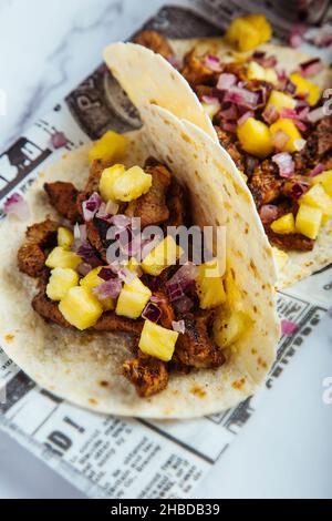 Traditionelle mexikanische Küche: Tacos al Pastor. Vertikales Bild Stockfoto