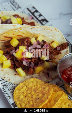 Traditionelle mexikanische Küche: Tacos al Pastor. Vertikales Bild Stockfoto