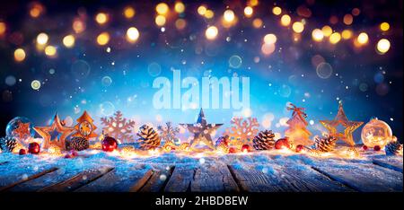 Weihnachtsdekoration Auf Holztisch In Blauer Abstrakter Defokussierten Kulisse Stockfoto