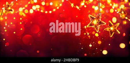 Rote Weihnachten - Goldene Sterne Lichter Mit Abstraktem, Unfokussierten Glitzer Stockfoto
