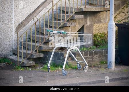 Der Einkaufswagen wurde auf der Straße auf dem anwesen des stadtrats abgelegt Stockfoto