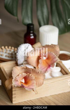 Spa-Komposition mit thailändischen Orchideenblüten und Badaccessoires. Stockfoto