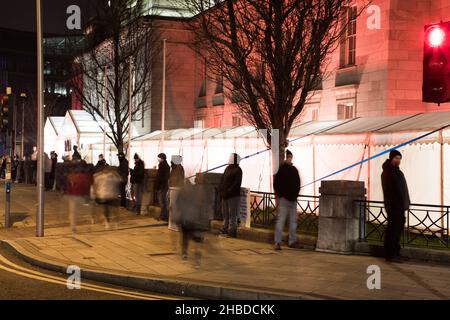 Cork, Irland. 19th. Dezember 2021. Am ersten Tag, an dem mehr als vierziger Jahre ihre Auffrischungsschüsse erhalten konnten, bildeten sich um 6,00am Uhr Queues auf der Anglesea Street, zwei Stunden bevor Jabs im Rathaus in Cork, Irland, beginnen sollten. - Credit; David Creedon / Alamy Live News Stockfoto