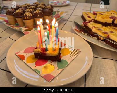 Brennende Kerzen für einen Kindergeburtstag, Kuchen, Konzept Stockfoto