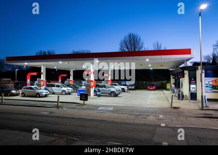 Blick am frühen Abend auf eine Esso Tankstelle in Hertfordshire, England. Stockfoto
