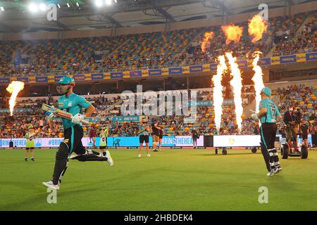 Brisbane, Australien. 19th Dez 2021. Brisbane Heat-Spieler betreten das Feld Credit: News Images /Alamy Live News Stockfoto