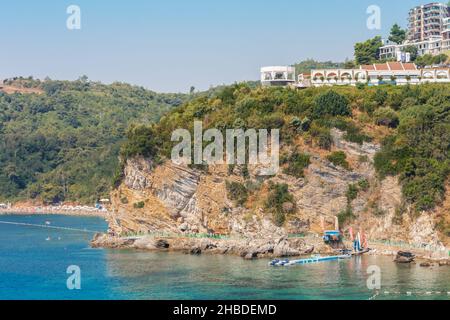 Blick vom Meer, budva Küste montenegro, adria und balkan Berge Stockfoto