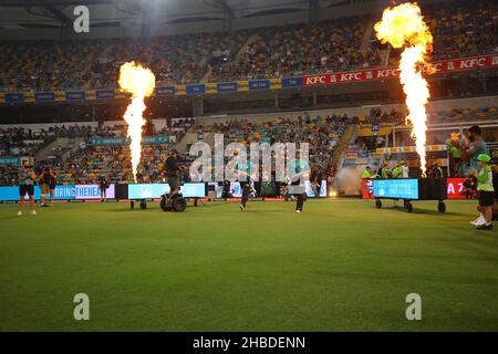 Brisbane, Australien. 19th Dez 2021. Brisbane Heat-Spieler betreten das Feld Credit: News Images /Alamy Live News Stockfoto