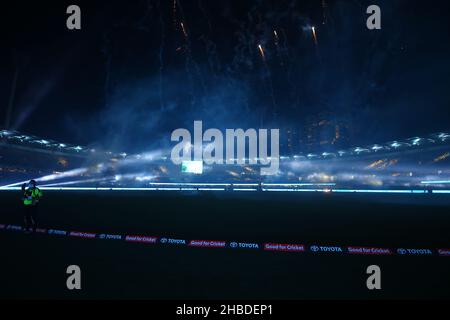 Brisbane, Australien. 19th Dez 2021. Innings brechen Feuerwerk Unterhaltung für die Menge Kredit: Nachrichtenbilder /Alamy Live Nachrichten Stockfoto