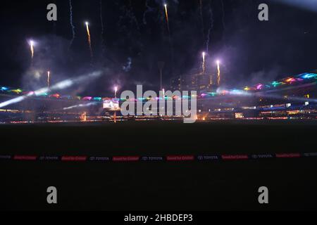 Brisbane, Australien. 19th Dez 2021. Innings brechen Feuerwerk Unterhaltung für die Menge Kredit: Nachrichtenbilder /Alamy Live Nachrichten Stockfoto