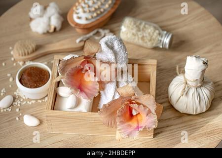 Spa-Komposition mit thailändischen Orchideenblüten und Badaccessoires. Stockfoto