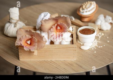 Spa-Komposition mit thailändischen Orchideenblüten und Badaccessoires. Stockfoto