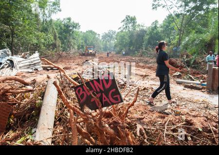 Auroville, Indien - 15th. Dezember 2021: Die Schäden, die durch einen schnellen Eingriff von 3 JCB-Baggern im Wald von Auroville entstanden sind. Stockfoto