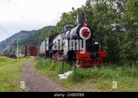 Baikalsee, Region Irkutsk, Russland - 16. Juli 2021: Dampflokomotive EA 3070 auf 110 km der Circum-Baikalbahn installiert Stockfoto