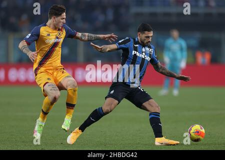 Bergamo, Italien. 18th Dez 2021. Giuseppe Pezzella (Atalanta Bergamasca Calcio) wird von Nicolo Zaniolo (AS Roma) während des Spiels Atalanta BC gegen AS Roma, italienische Fußballserie A in Bergamo, Italien, im Dezember 18 2021, herausgefordert.Quelle: Independent Photo Agency/Alamy Live News Stockfoto