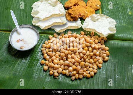 Traditionelles Gericht auf Bananenblatt am Tag des indischen Festes. Es wird als Ganesha Chaturthi, Ayudha Puja, Diwali und Pongal Festival serviert. In Kerala i Stockfoto
