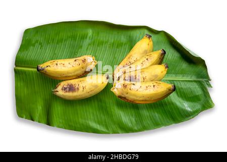 Ein Stapel gelber Bananen auf einem grünen Bananenblatt. Stockfoto