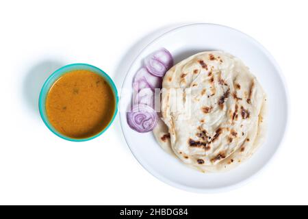 Parotta mit Hühnerfleisch-Kerrys und Zwiebeln isoliert auf weißem Hintergrund. Ist eine Delikatesse aus dem Bundesstaat kerala Stockfoto