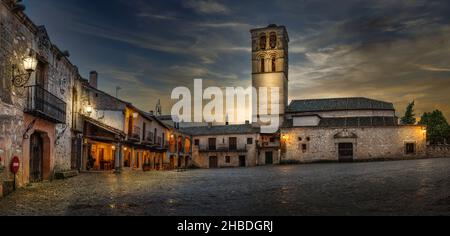 Plaza Mayor der mittelalterlichen Stadt Pedraza, in der Provinz Segovia gelegen, mit traditionellen Arkadenhäusern, der romanischen Kirche und der Stadt h Stockfoto