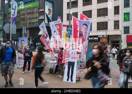 Hongkong, China. 19th Dez 2021. Banner des Kandidaten Stanley Ng Chau Pei, Präsident des Gewerkschaftsbundes Hongkong, sind am Legislativwahltag in Hongkong zu sehen. Hongkong hält am Sonntag seine ersten „die Patrioten“-Wahlen zum Legislativrat ab, wie es Peking diktiert hat. Ein Schritt, der den prodemokratischen Block auslöschte und die Wahlbeteiligung zu verringern droht. (Bild: © Keith Tsuji/ZUMA Press Wire) Bild: ZUMA Press, Inc./Alamy Live News Stockfoto