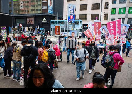 Hongkong, China. 19th Dez 2021. Banner des Kandidaten Stanley Ng Chau Pei, Präsident des Gewerkschaftsbundes Hongkong, sind am Legislativwahltag in Hongkong zu sehen. Hongkong hält am Sonntag seine ersten „die Patrioten“-Wahlen zum Legislativrat ab, wie es Peking diktiert hat. Ein Schritt, der den prodemokratischen Block auslöschte und die Wahlbeteiligung zu verringern droht. (Bild: © Keith Tsuji/ZUMA Press Wire) Bild: ZUMA Press, Inc./Alamy Live News Stockfoto