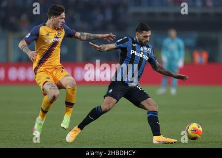 Gewiss Stadium, Bergamo, Italien, 18. Dezember 2021, Giuseppe Pezzella (Atalanta Bergamasca Calcio) wird von Nicolo Zaniolo (ALS Roma) während Einer Herausforderung Herausgefordert Stockfoto