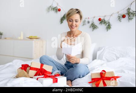 Happy Lady feiert Weihnachten Geschenkbox Stockfoto