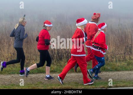 Southport, Merseyside. Wetter in Großbritannien; 18th. Dezember 2021. Dichter Nebel nach der kältesten Nacht des Jahres in der nordwestlichen Küstenstadt. Die Bewohner des Resorts können bei kalten, nebligen Bedingungen morgens an der Strandpromenade leichte Übungen machen. Kredit; MediaWordImages/AlamyLiveNews Stockfoto