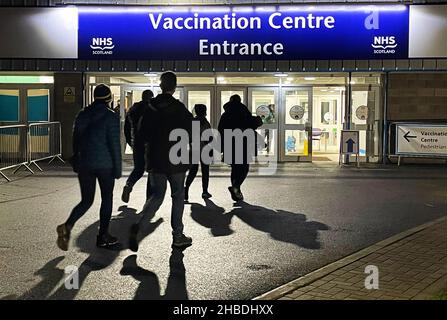Mitglieder der Öffentlichkeit kommen für Impfungen und Booster im NHS Scotland Vaccine Centre des Royal Highland Centre in Edinburgh an. Bilddatum: Samstag, 18. Dezember 2021. Stockfoto