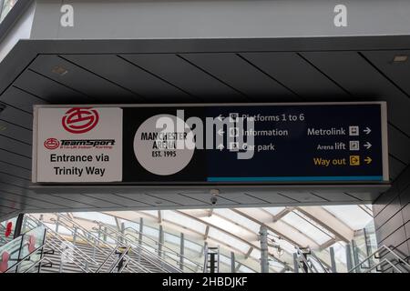 Hinweisschild Am Piccadilly Bahnhof Bei Manchester Englands 7-12-2019 Stockfoto